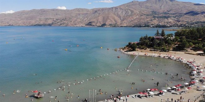 Hazar Gölü’nde Yüzme Keyfi Acıya Döndü: 49 Yaşında Kalp Krizi