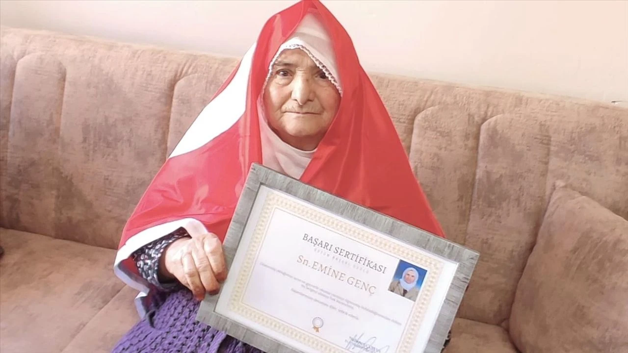 Malatya’da 88 yaşında okuma yazma öğrenen teyze